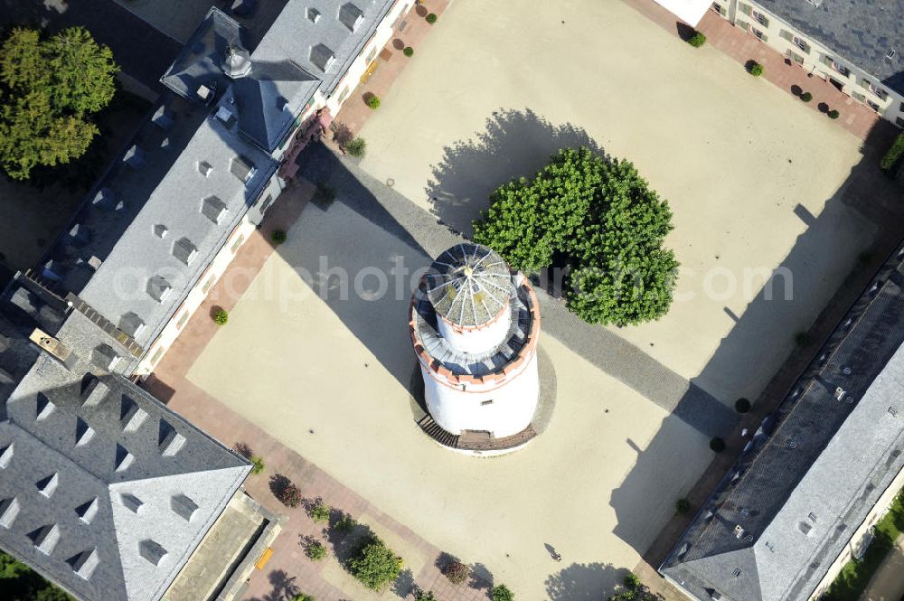 Bad Homburg from above - Der Bergfried, heutzutage der Weiße Turm, im Innenhof von Schloss Bad Homburg in Homburg, Hessen. Der Turm ist ein Überbleibsel aus dem 14. Jahrhundert und ist heute das Wahrzeichen der Stadt. The white keep, nowadays the White Tower, in the inner yard of castle Bad Homburg in Homburg, Hesse. The tower is a remnant from the fourteenth century and is now the landmark of Bad Homburg.