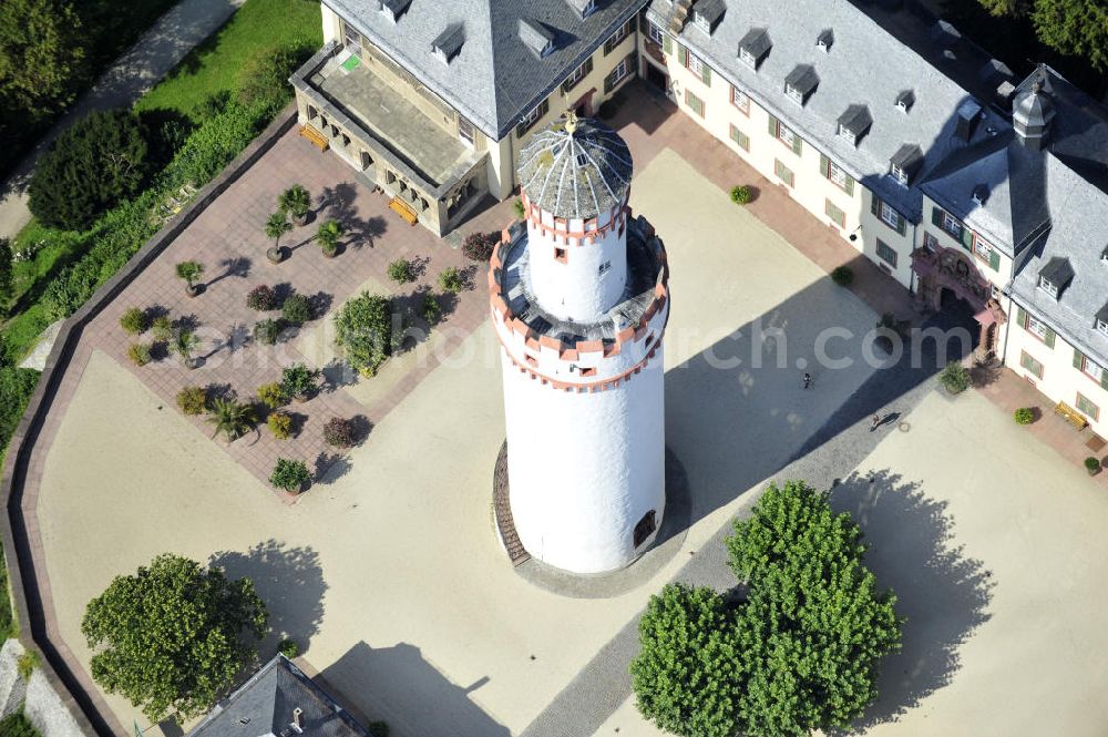 Bad Homburg from the bird's eye view: Der Bergfried, heutzutage der Weiße Turm, im Innenhof von Schloss Bad Homburg in Homburg, Hessen. Der Turm ist ein Überbleibsel aus dem 14. Jahrhundert und ist heute das Wahrzeichen der Stadt. The white keep, nowadays the White Tower, in the inner yard of castle Bad Homburg in Homburg, Hesse. The tower is a remnant from the fourteenth century and is now the landmark of Bad Homburg.