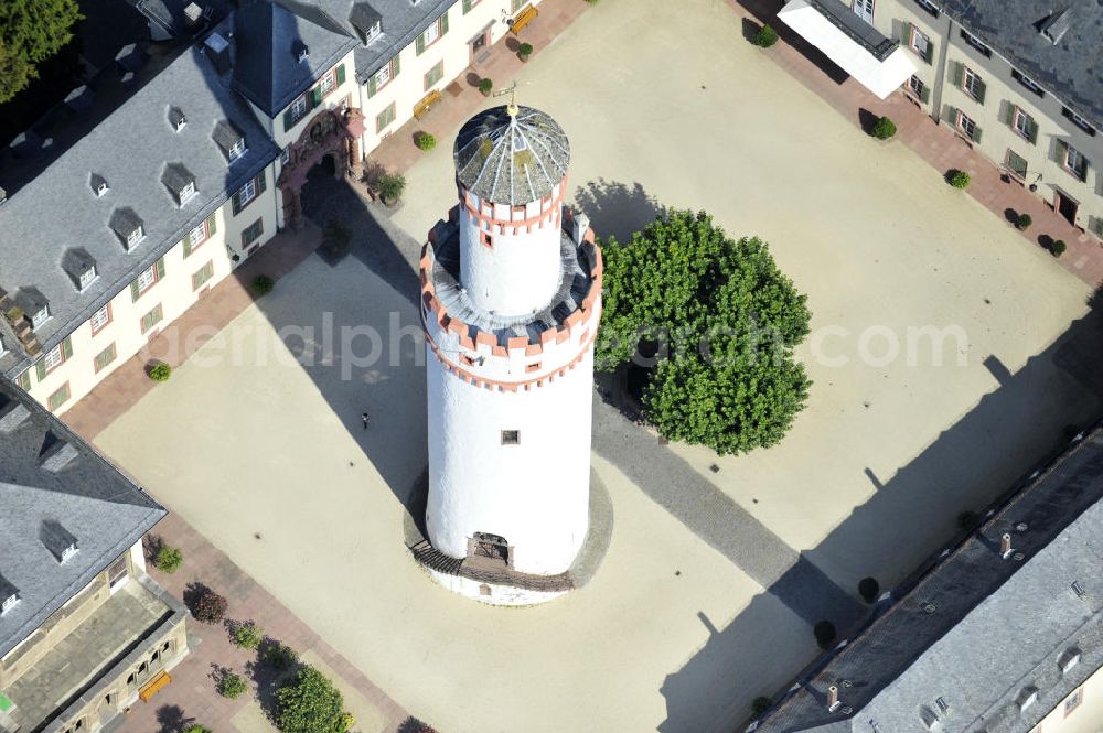 Aerial image Bad Homburg - Der Bergfried, heutzutage der Weiße Turm, im Innenhof von Schloss Bad Homburg in Homburg, Hessen. Der Turm ist ein Überbleibsel aus dem 14. Jahrhundert und ist heute das Wahrzeichen der Stadt. The white keep, nowadays the White Tower, in the inner yard of castle Bad Homburg in Homburg, Hesse. The tower is a remnant from the fourteenth century and is now the landmark of Bad Homburg.