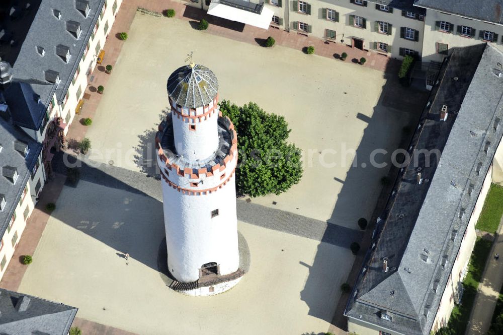 Aerial photograph Bad Homburg - Der Bergfried, heutzutage der Weiße Turm, im Innenhof von Schloss Bad Homburg in Homburg, Hessen. Der Turm ist ein Überbleibsel aus dem 14. Jahrhundert und ist heute das Wahrzeichen der Stadt. The white keep, nowadays the White Tower, in the inner yard of castle Bad Homburg in Homburg, Hesse. The tower is a remnant from the fourteenth century and is now the landmark of Bad Homburg.