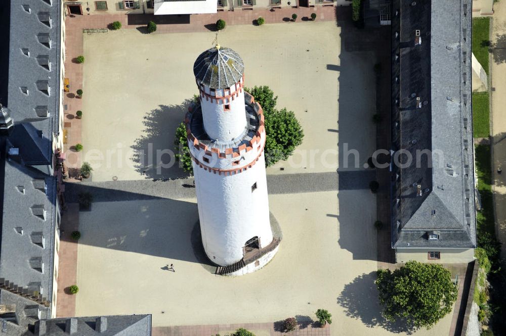 Bad Homburg from above - Der Bergfried, heutzutage der Weiße Turm, im Innenhof von Schloss Bad Homburg in Homburg, Hessen. Der Turm ist ein Überbleibsel aus dem 14. Jahrhundert und ist heute das Wahrzeichen der Stadt. The white keep, nowadays the White Tower, in the inner yard of castle Bad Homburg in Homburg, Hesse. The tower is a remnant from the fourteenth century and is now the landmark of Bad Homburg.