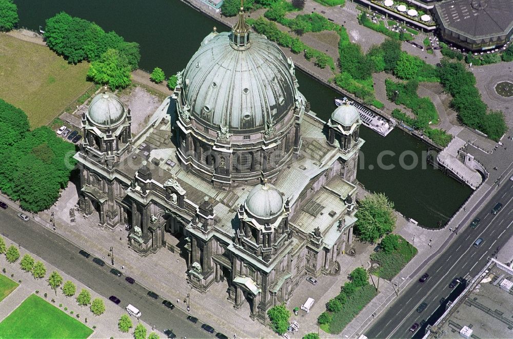 Aerial image Berlin - Der Berliner Dom in Berlin-Mitte ist eine der größten protestantischen Kirchen Deutschlands und die größte Kirche Berlins. Er wurde um die Jahrhundertwende vom 19. zum 20. Jahrhundert nach Plänen des Architekten Julius Raschdorf errichtet. Das denkmalgeschützte Kirchengebäude mit der markanten Kuppel ist ein bedeutendes Bauwerk im Stil des Barock und der Hochrenaissance. //The Berliner Dom in Berlin-Mitte is one of the largest Protestant churches in Germany and the largest church in Berlin. It was around the turn of the century from the 19th 20 Century, built by the architect Julius Raschdorf