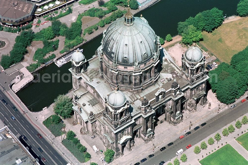 Aerial image Berlin - Der Berliner Dom in Berlin-Mitte ist eine der größten protestantischen Kirchen Deutschlands und die größte Kirche Berlins. Er wurde um die Jahrhundertwende vom 19. zum 20. Jahrhundert nach Plänen des Architekten Julius Raschdorf errichtet. Das denkmalgeschützte Kirchengebäude mit der markanten Kuppel ist ein bedeutendes Bauwerk im Stil des Barock und der Hochrenaissance. //The Berliner Dom in Berlin-Mitte is one of the largest Protestant churches in Germany and the largest church in Berlin. It was around the turn of the century from the 19th 20 Century, built by the architect Julius Raschdorf