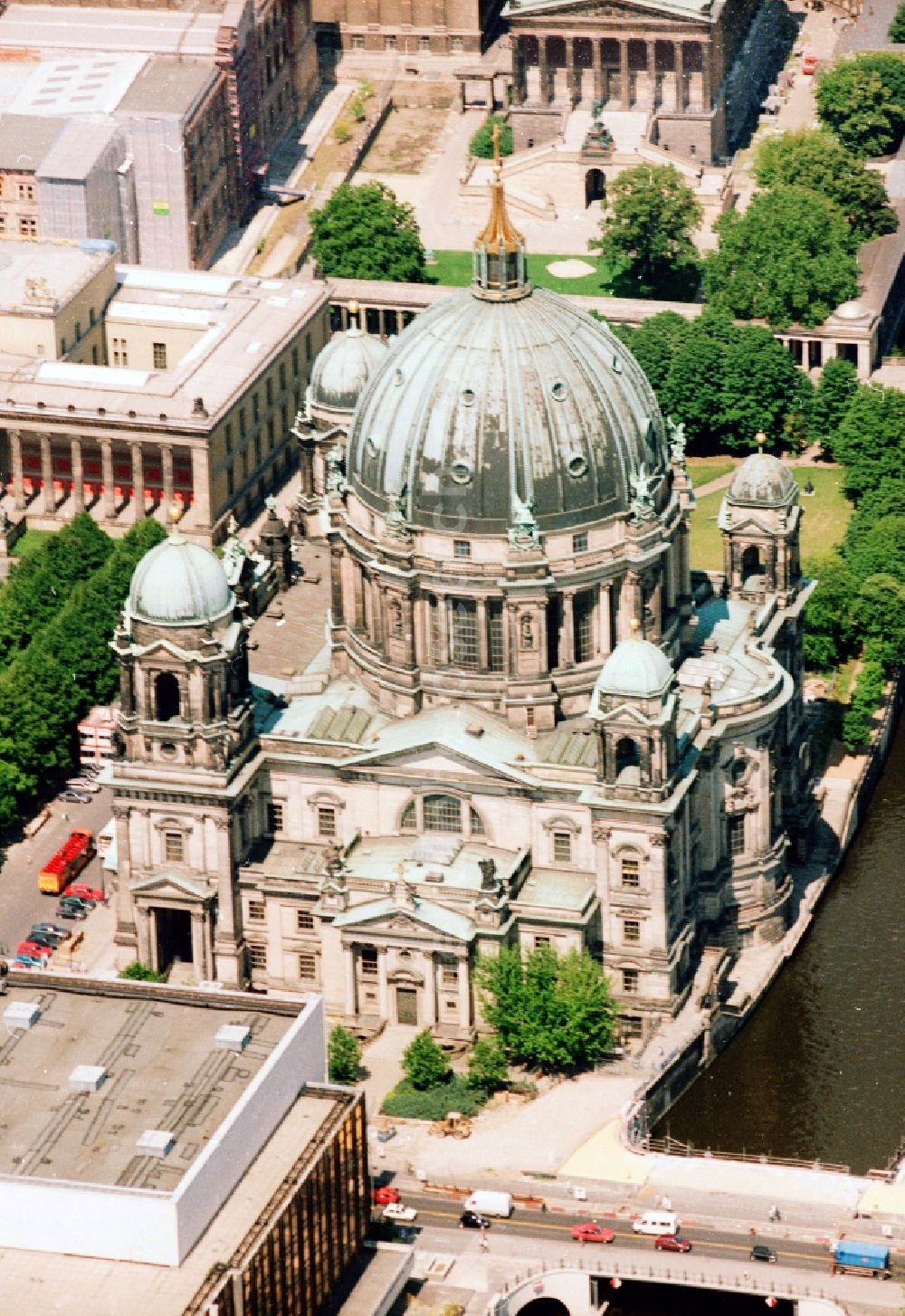 Aerial image Berlin - Der Berliner Dom in Berlin-Mitte ist eine der größten protestantischen Kirchen Deutschlands und die größte Kirche Berlins. Er wurde um die Jahrhundertwende vom 19. zum 20. Jahrhundert nach Plänen des Architekten Julius Raschdorf errichtet. Das denkmalgeschützte Kirchengebäude mit der markanten Kuppel ist ein bedeutendes Bauwerk im Stil des Barock und der Hochrenaissance.