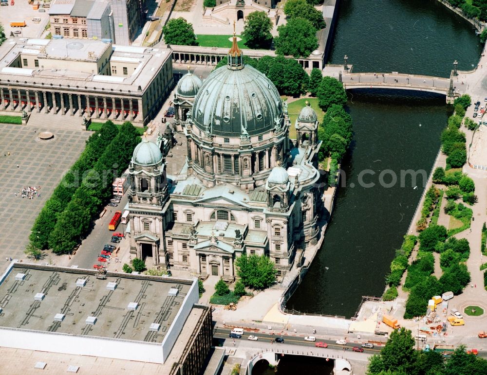 Aerial photograph Berlin - Der Berliner Dom in Berlin-Mitte ist eine der größten protestantischen Kirchen Deutschlands und die größte Kirche Berlins. Er wurde um die Jahrhundertwende vom 19. zum 20. Jahrhundert nach Plänen des Architekten Julius Raschdorf errichtet. Das denkmalgeschützte Kirchengebäude mit der markanten Kuppel ist ein bedeutendes Bauwerk im Stil des Barock und der Hochrenaissance.