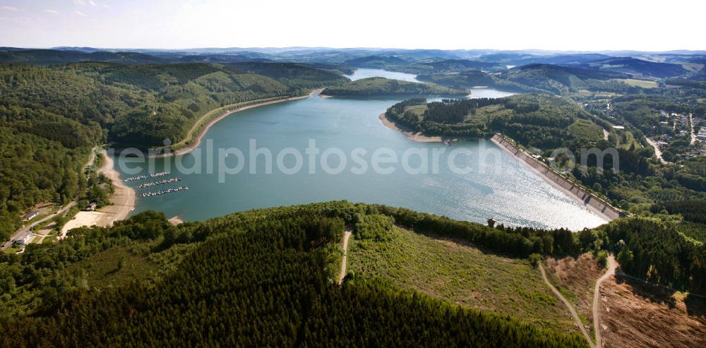 ATTENDORN from above - Der Biggesee (auch Biggetalsperre) - ein Stausee im Kreis Olpe in Nordrhein-Westfalen. Der Staudamm dient der Regulierung von Bigge, Lenne und Ruhr sowie der Wasserversorgung des Ruhrgebiets. The Bigge in North Rhine-Westphalia.