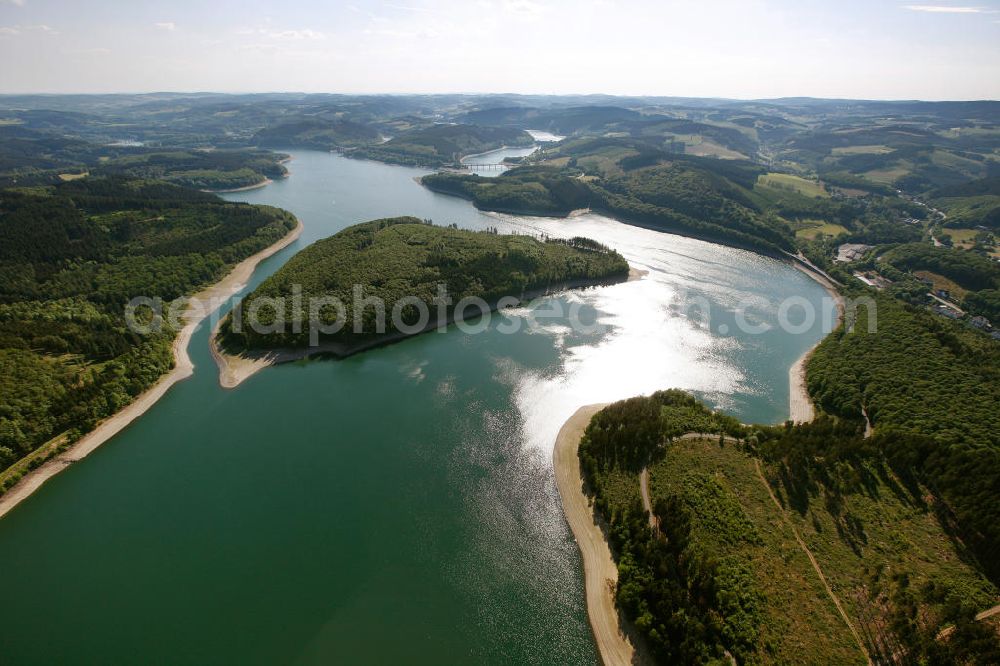 ATTENDORN from above - Der Biggesee (auch Biggetalsperre) - ein Stausee im Kreis Olpe in Nordrhein-Westfalen. Der Staudamm dient der Regulierung von Bigge, Lenne und Ruhr sowie der Wasserversorgung des Ruhrgebiets. The Bigge in North Rhine-Westphalia.