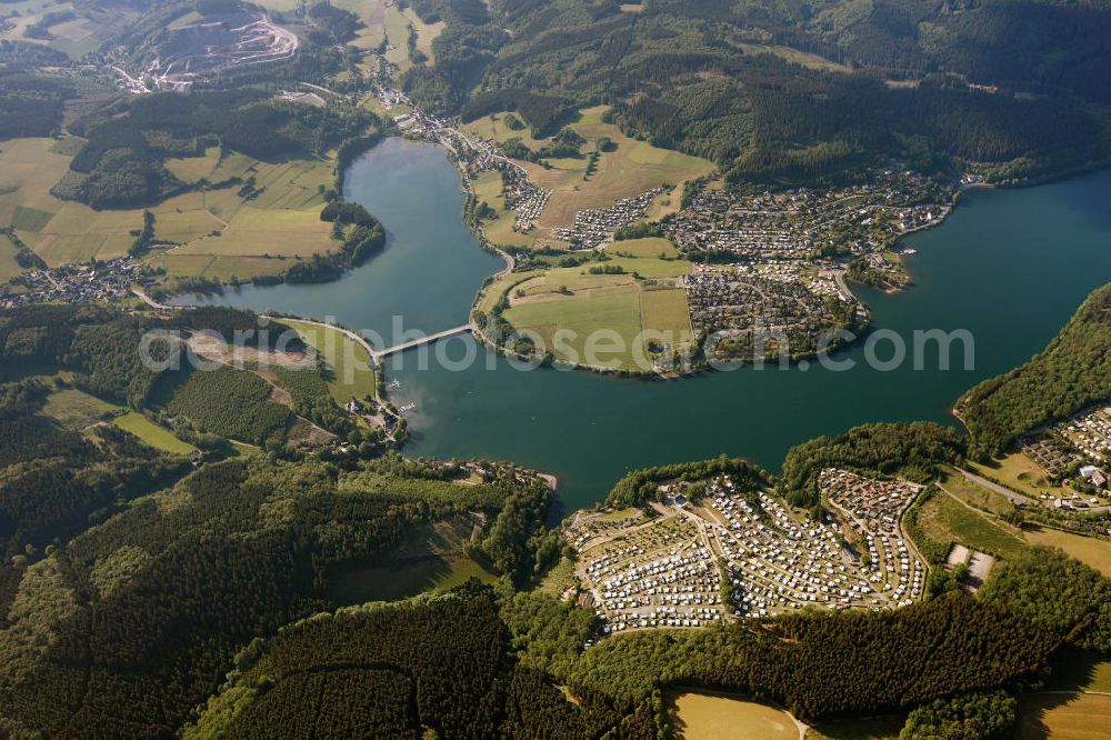 ATTENDORN from above - Der Biggesee (auch Biggetalsperre) - ein Stausee im Kreis Olpe in Nordrhein-Westfalen. Der Staudamm dient der Regulierung von Bigge, Lenne und Ruhr sowie der Wasserversorgung des Ruhrgebiets. The Bigge in North Rhine-Westphalia.