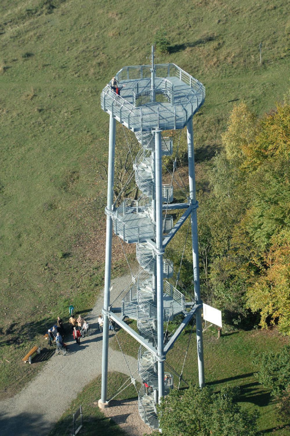 Gotha from the bird's eye view: Blick auf den Bürgerturm auf dem Krahnberg. Der Turm hat drei Aussichtsplatformen, die über eine Wendeltreppe erreichbar sind, die höchte befindet sich in 30 m Höhe. Erbaut wurde der Turm mit Spendengeldern, die Namen der Spender stehen auf den 158 Stufen des Turmes. Begehbar ist der Turm siet 2009. Kontakt: Bürgerturmverein Gotha e. V., 18.-März-Straße 28, 99867 Gotha, Tel. 03621 701245,