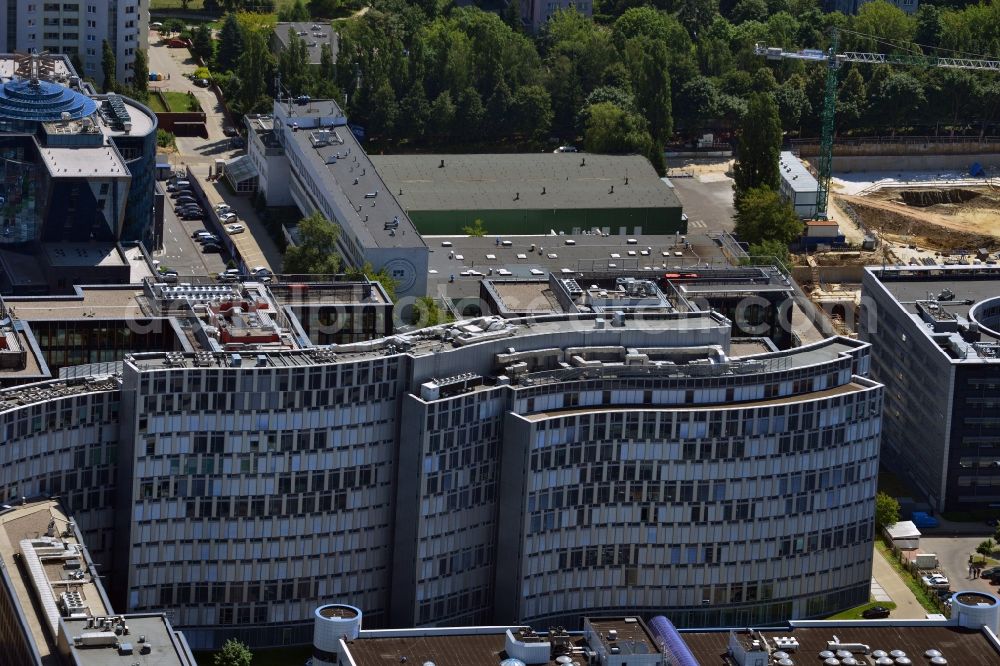 Warschau from the bird's eye view: The office complex Horizon Plaza in the Mokotow district of Warsaw in Poland. The complex consists of two buildings - a low rise which fits into the surrounding area of the business district and which is located on Domaniewska Street - and a taller one which is known for its round shape, rippling glas facade and its roof terraces. It was designed by JSK Architects