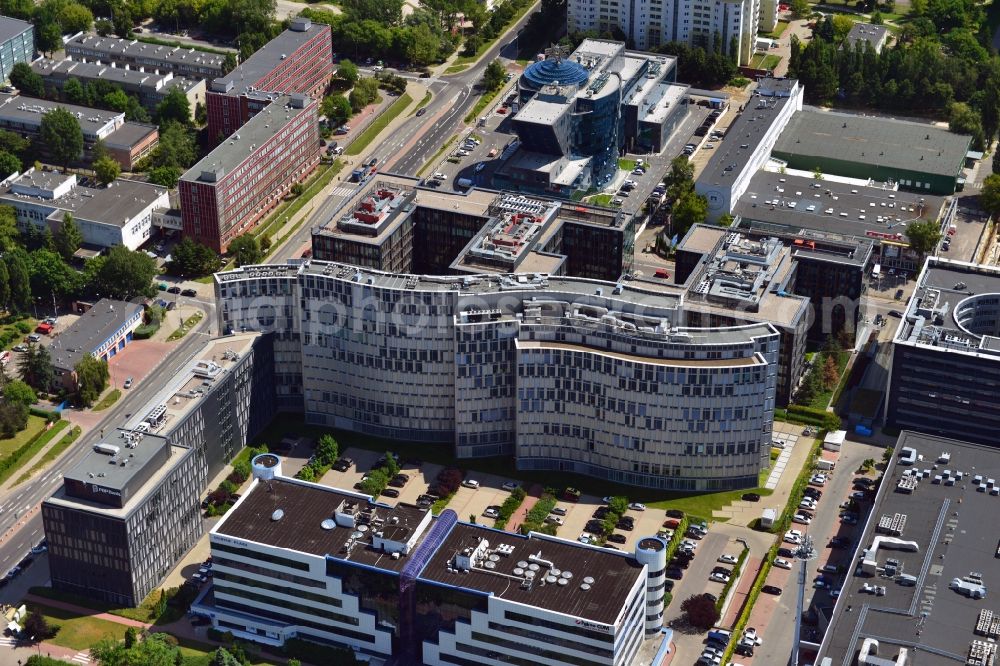 Warschau from the bird's eye view: The office complex Horizon Plaza in the Mokotow district of Warsaw in Poland. The complex consists of two buildings - a low rise which fits into the surrounding area of the business district and which is located on Domaniewska Street - and a taller one which is known for its round shape, rippling glas facade and its roof terraces. It was designed by JSK Architects