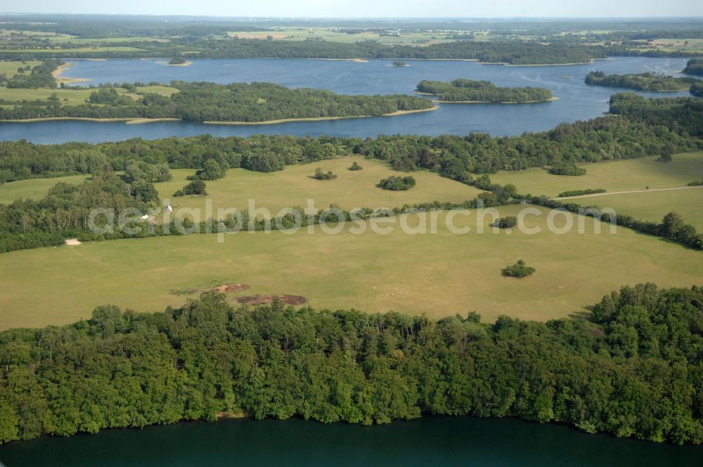 Aerial photograph Carwitz - Blick auf den Carwitzer See in Mecklenburg-Vorpommern. Er liegt im Naturpark Feldberger Seenlandschaft und sein südliches Ufer gehört schon zum Land Brandenburg. Entstanden ist der See wärend der Weichseleiszeit. Er hat eine Fläche von fast 4 Quadratkilometern und ist damit der größte See im Naturpark.