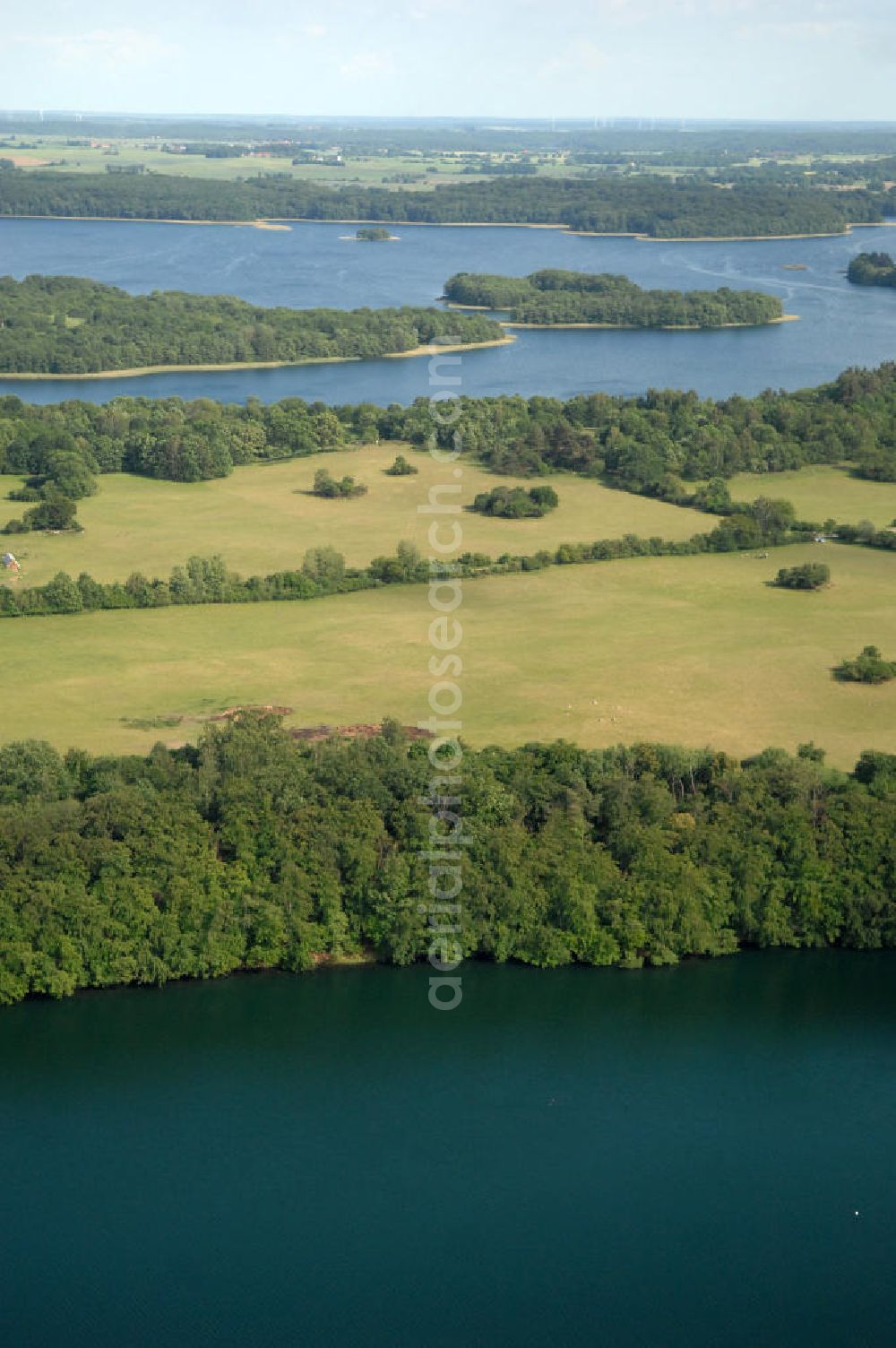 Carwitz from above - Blick auf den Carwitzer See in Mecklenburg-Vorpommern. Er liegt im Naturpark Feldberger Seenlandschaft und sein südliches Ufer gehört schon zum Land Brandenburg. Entstanden ist der See wärend der Weichseleiszeit. Er hat eine Fläche von fast 4 Quadratkilometern und ist damit der größte See im Naturpark.