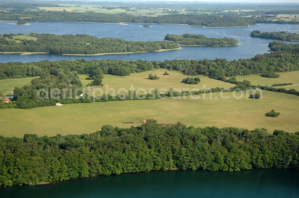 Carwitz from the bird's eye view: Blick auf den Carwitzer See in Mecklenburg-Vorpommern. Er liegt im Naturpark Feldberger Seenlandschaft und sein südliches Ufer gehört schon zum Land Brandenburg. Entstanden ist der See wärend der Weichseleiszeit. Er hat eine Fläche von fast 4 Quadratkilometern und ist damit der größte See im Naturpark.