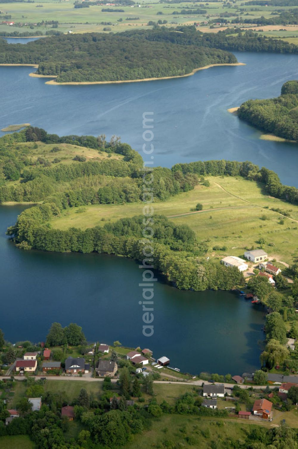 Carwitz from above - Blick auf den Carwitzer See in Mecklenburg-Vorpommern. Er liegt im Naturpark Feldberger Seenlandschaft und sein südliches Ufer gehört schon zum Land Brandenburg. Entstanden ist der See wärend der Weichseleiszeit. Er hat eine Fläche von fast 4 Quadratkilometern und ist damit der größte See im Naturpark.