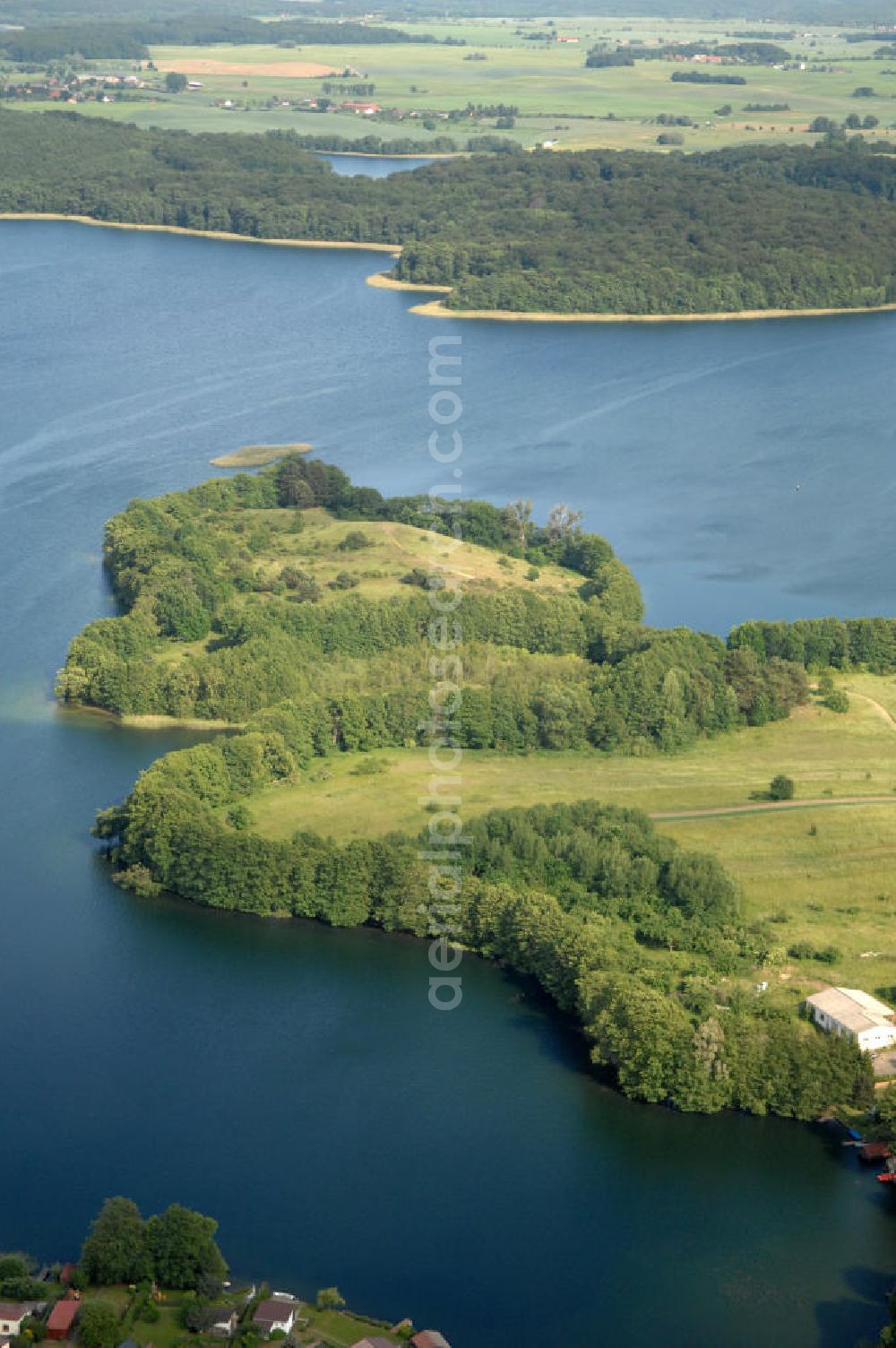 Carwitz from the bird's eye view: Blick auf den Carwitzer See in Mecklenburg-Vorpommern. Er liegt im Naturpark Feldberger Seenlandschaft und sein südliches Ufer gehört schon zum Land Brandenburg. Entstanden ist der See wärend der Weichseleiszeit. Er hat eine Fläche von fast 4 Quadratkilometern und ist damit der größte See im Naturpark.