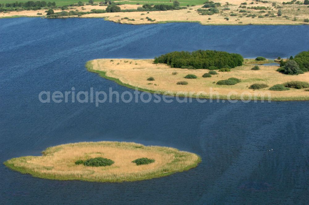 Börgerende-Rethwisch from the bird's eye view: Blick auf den Conventer See. Er befindet sich direkt an der Ostseeküste zwischen Heiligendamm und Börgerende-Rethwisch, im Naturschutzgebiet Conventer Niederung. Der See hat eine Länge von 1,7 km und eine Breite von 0,8 km. Der See ist durch einen Kanal mit der Ostsee verbunden, im See befinden sich drei Inseln. Kontakt: Gemeinde Börgerende-Rethwisch, Seestraße 14, 18211 Börgerende; Tel. 038203 / 74973,