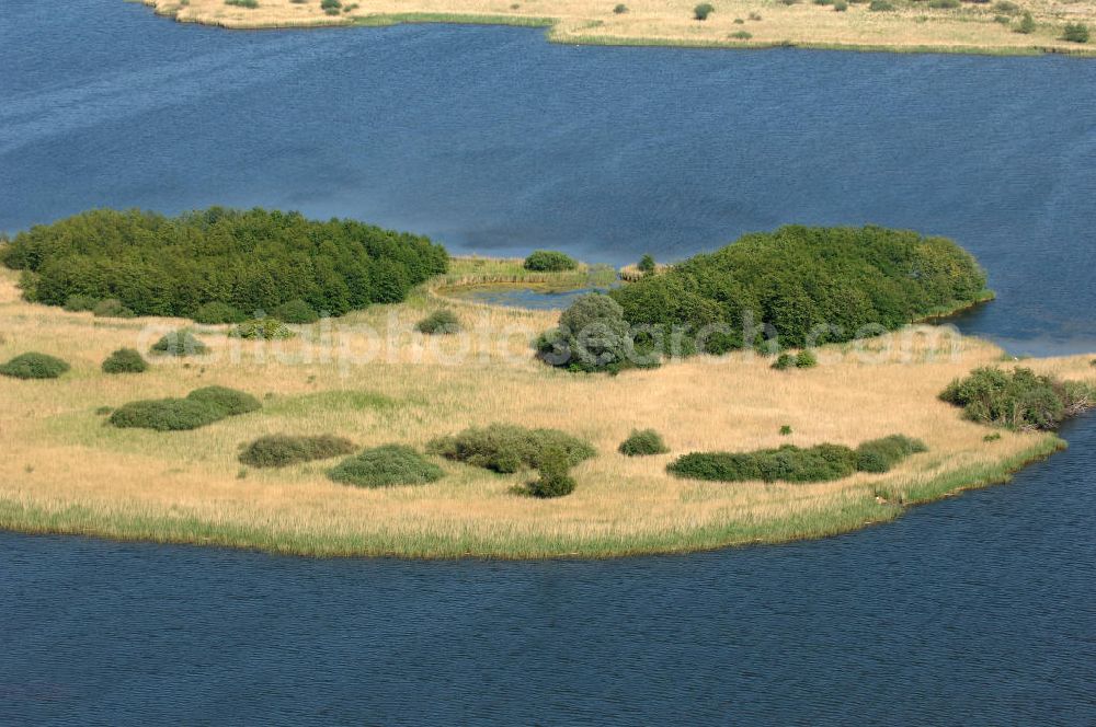 Aerial image Börgerende-Rethwisch - Blick auf den Conventer See. Er befindet sich direkt an der Ostseeküste zwischen Heiligendamm und Börgerende-Rethwisch, im Naturschutzgebiet Conventer Niederung. Der See hat eine Länge von 1,7 km und eine Breite von 0,8 km. Der See ist durch einen Kanal mit der Ostsee verbunden, im See befinden sich drei Inseln. Kontakt: Gemeinde Börgerende-Rethwisch, Seestraße 14, 18211 Börgerende; Tel. 038203 / 74973,