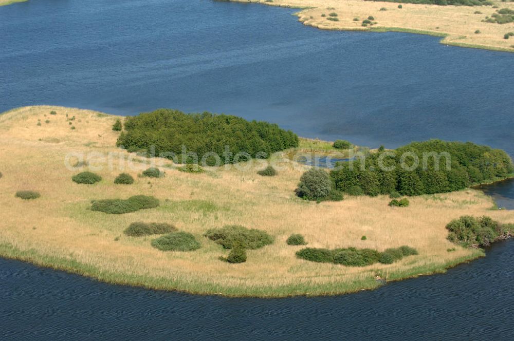 Aerial photograph Börgerende-Rethwisch - Blick auf den Conventer See. Er befindet sich direkt an der Ostseeküste zwischen Heiligendamm und Börgerende-Rethwisch, im Naturschutzgebiet Conventer Niederung. Der See hat eine Länge von 1,7 km und eine Breite von 0,8 km. Der See ist durch einen Kanal mit der Ostsee verbunden, im See befinden sich drei Inseln. Kontakt: Gemeinde Börgerende-Rethwisch, Seestraße 14, 18211 Börgerende; Tel. 038203 / 74973,