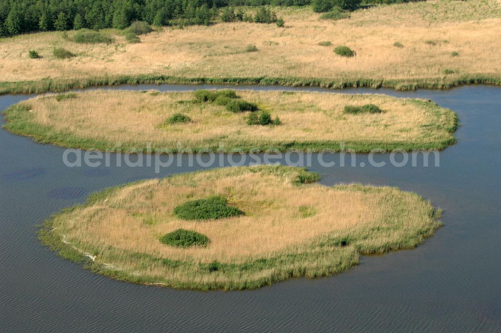 Aerial image Börgerende-Rethwisch - Blick auf den Conventer See. Er befindet sich direkt an der Ostseeküste zwischen Heiligendamm und Börgerende-Rethwisch, im Naturschutzgebiet Conventer Niederung. Der See hat eine Länge von 1,7 km und eine Breite von 0,8 km. Der See ist durch einen Kanal mit der Ostsee verbunden, im See befinden sich drei Inseln. Kontakt: Gemeinde Börgerende-Rethwisch, Seestraße 14, 18211 Börgerende; Tel. 038203 / 74973,