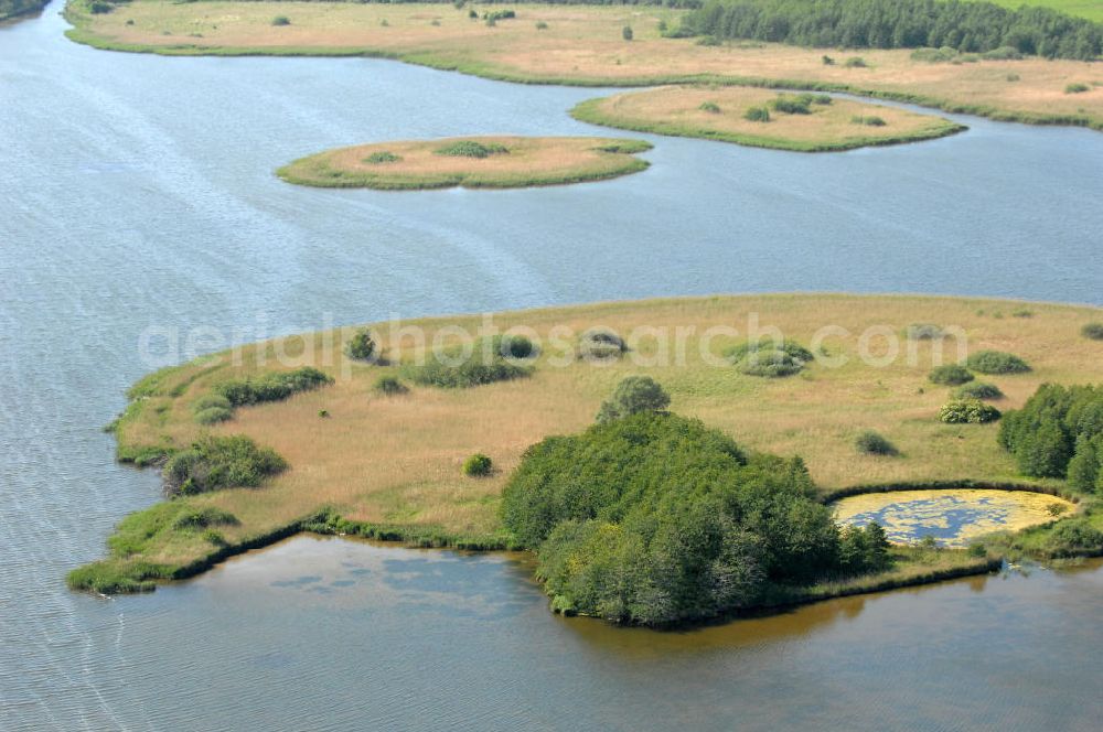 Börgerende-Rethwisch from above - Blick auf den Conventer See. Er befindet sich direkt an der Ostseeküste zwischen Heiligendamm und Börgerende-Rethwisch, im Naturschutzgebiet Conventer Niederung. Der See hat eine Länge von 1,7 km und eine Breite von 0,8 km. Der See ist durch einen Kanal mit der Ostsee verbunden, im See befinden sich drei Inseln. Kontakt: Gemeinde Börgerende-Rethwisch, Seestraße 14, 18211 Börgerende; Tel. 038203 / 74973,