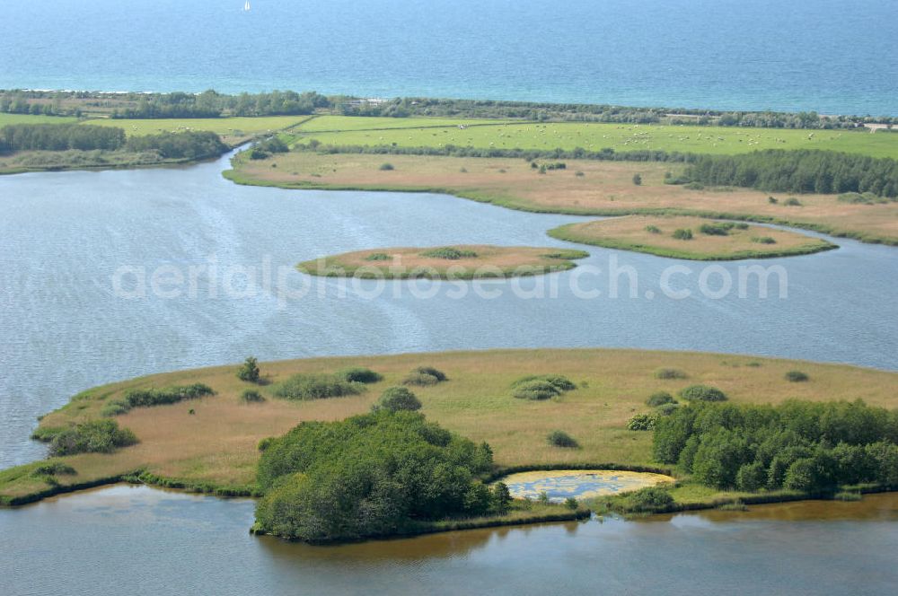 Börgerende-Rethwisch from the bird's eye view: Blick auf den Conventer See. Er befindet sich direkt an der Ostseeküste zwischen Heiligendamm und Börgerende-Rethwisch, im Naturschutzgebiet Conventer Niederung. Der See hat eine Länge von 1,7 km und eine Breite von 0,8 km. Der See ist durch einen Kanal mit der Ostsee verbunden, im See befinden sich drei Inseln. Kontakt: Gemeinde Börgerende-Rethwisch, Seestraße 14, 18211 Börgerende; Tel. 038203 / 74973,