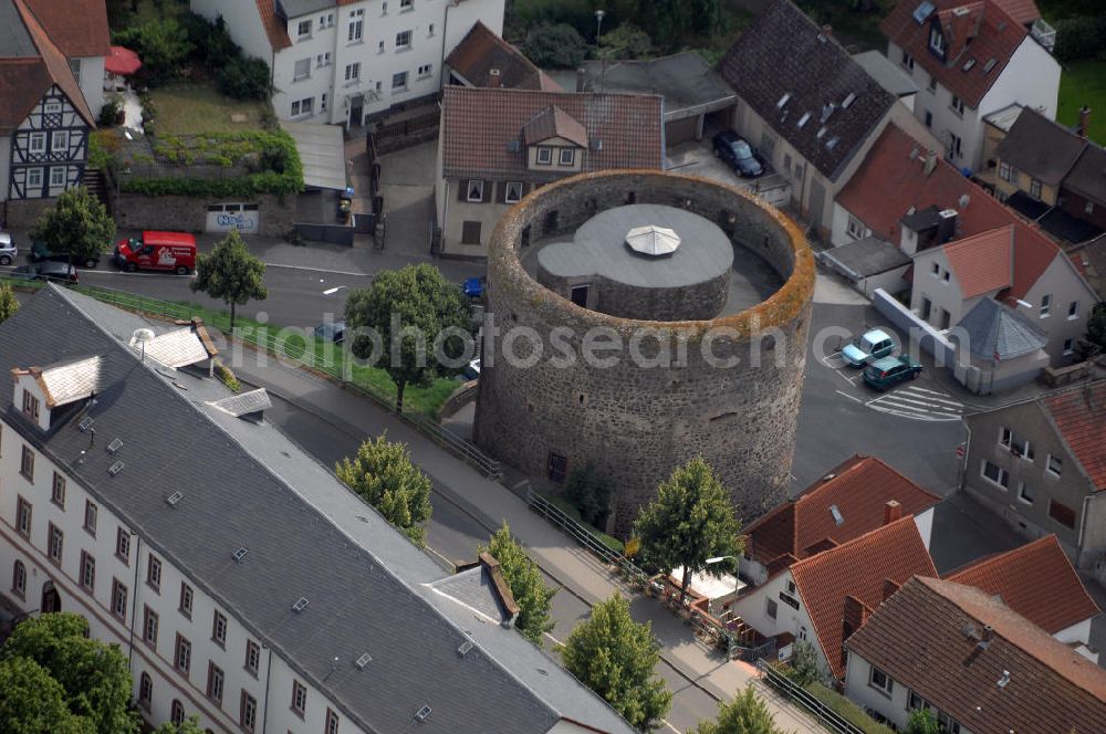 Friedberg from above - Blick auf den Dicken Turm der Burg Friedberg, eine der größten Burganlagen Deutschlands. Auf einem Basaltfelsen mitten in der Wetterau befinden sich Burg und Stadt Friedberg. Die Burg wurde vermutlich im Auftrag Kaiser Barbarossas, zwischen 1171–1180 gegründet. Heute beherbergt die Burg verschiedene öffentliche Einrichtungen. So befindet sich unter an derem das Medienzentrum des Wetteraukreises, das Finanzamt und das Burggymnasium, ein Oberstufengymnasium, innerhalb der historischen Mauern.