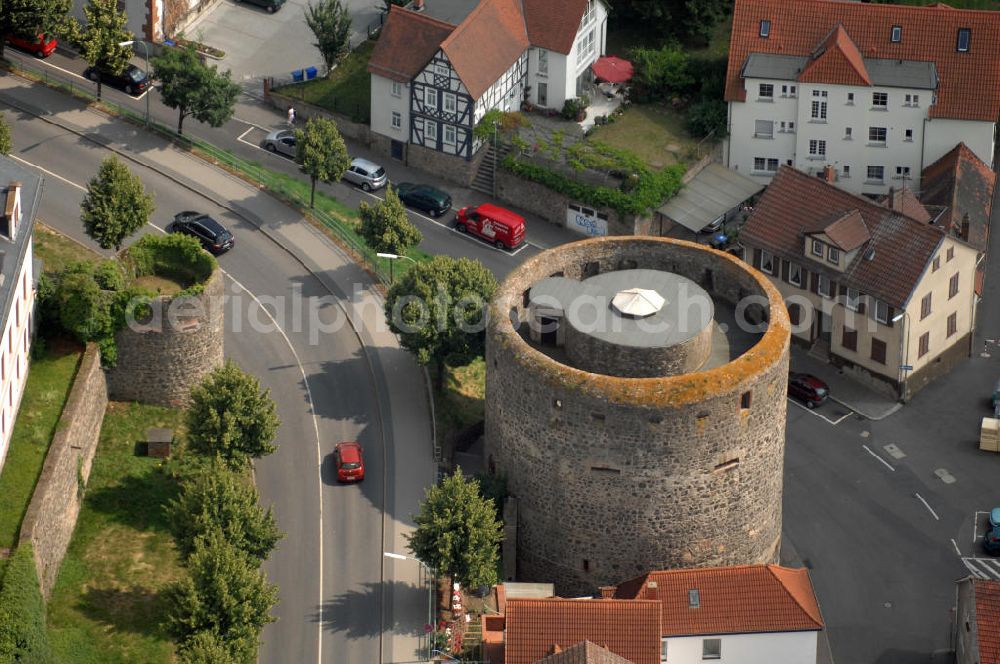 Friedberg from the bird's eye view: Blick auf den Dicken Turm der Burg Friedberg, eine der größten Burganlagen Deutschlands. Auf einem Basaltfelsen mitten in der Wetterau befinden sich Burg und Stadt Friedberg. Die Burg wurde vermutlich im Auftrag Kaiser Barbarossas, zwischen 1171–1180 gegründet. Heute beherbergt die Burg verschiedene öffentliche Einrichtungen. So befindet sich unter an derem das Medienzentrum des Wetteraukreises, das Finanzamt und das Burggymnasium, ein Oberstufengymnasium, innerhalb der historischen Mauern.