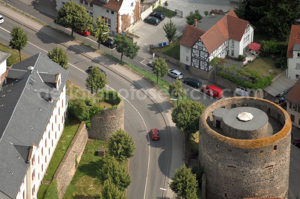 Aerial image Friedberg - Blick auf den Dicken Turm der Burg Friedberg, eine der größten Burganlagen Deutschlands. Auf einem Basaltfelsen mitten in der Wetterau befinden sich Burg und Stadt Friedberg. Die Burg wurde vermutlich im Auftrag Kaiser Barbarossas, zwischen 1171–1180 gegründet. Heute beherbergt die Burg verschiedene öffentliche Einrichtungen. So befindet sich unter an derem das Medienzentrum des Wetteraukreises, das Finanzamt und das Burggymnasium, ein Oberstufengymnasium, innerhalb der historischen Mauern.