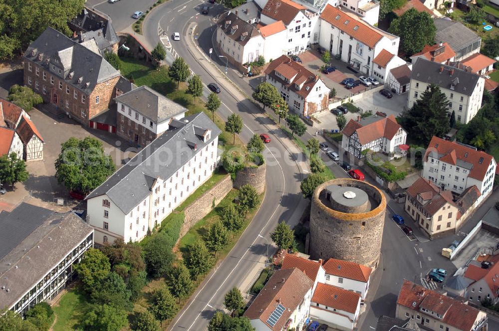 Aerial photograph Friedberg - Blick auf den Dicken Turm der Burg Friedberg, eine der größten Burganlagen Deutschlands. Auf einem Basaltfelsen mitten in der Wetterau befinden sich Burg und Stadt Friedberg. Die Burg wurde vermutlich im Auftrag Kaiser Barbarossas, zwischen 1171–1180 gegründet. Heute beherbergt die Burg verschiedene öffentliche Einrichtungen. So befindet sich unter an derem das Medienzentrum des Wetteraukreises, das Finanzamt und das Burggymnasium, ein Oberstufengymnasium, innerhalb der historischen Mauern.