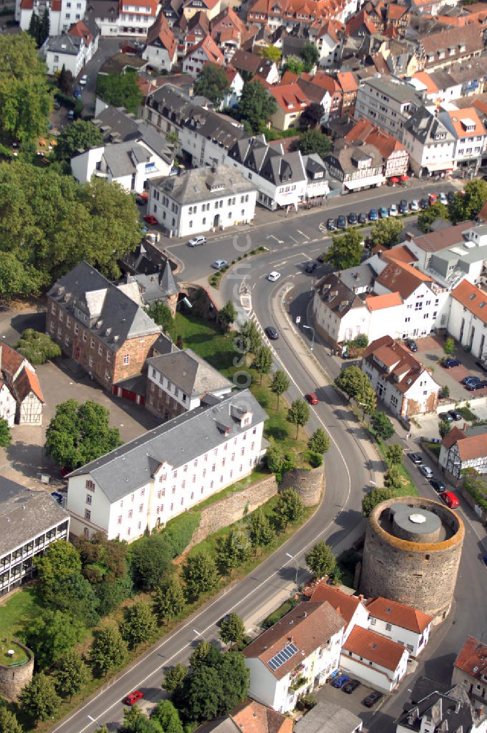 Friedberg from above - Blick auf den Dicken Turm der Burg Friedberg, eine der größten Burganlagen Deutschlands. Auf einem Basaltfelsen mitten in der Wetterau befinden sich Burg und Stadt Friedberg. Die Burg wurde vermutlich im Auftrag Kaiser Barbarossas, zwischen 1171–1180 gegründet. Heute beherbergt die Burg verschiedene öffentliche Einrichtungen. So befindet sich unter an derem das Medienzentrum des Wetteraukreises, das Finanzamt und das Burggymnasium, ein Oberstufengymnasium, innerhalb der historischen Mauern.