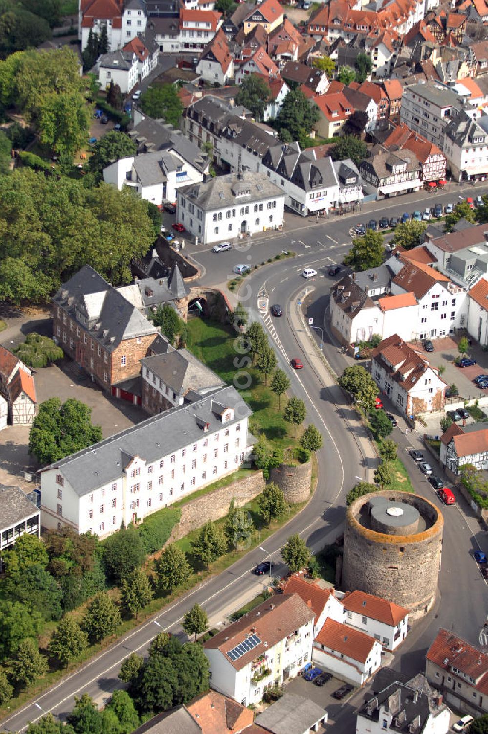 Friedberg from the bird's eye view: Blick auf den Dicken Turm der Burg Friedberg, eine der größten Burganlagen Deutschlands. Auf einem Basaltfelsen mitten in der Wetterau befinden sich Burg und Stadt Friedberg. Die Burg wurde vermutlich im Auftrag Kaiser Barbarossas, zwischen 1171–1180 gegründet. Heute beherbergt die Burg verschiedene öffentliche Einrichtungen. So befindet sich unter an derem das Medienzentrum des Wetteraukreises, das Finanzamt und das Burggymnasium, ein Oberstufengymnasium, innerhalb der historischen Mauern.