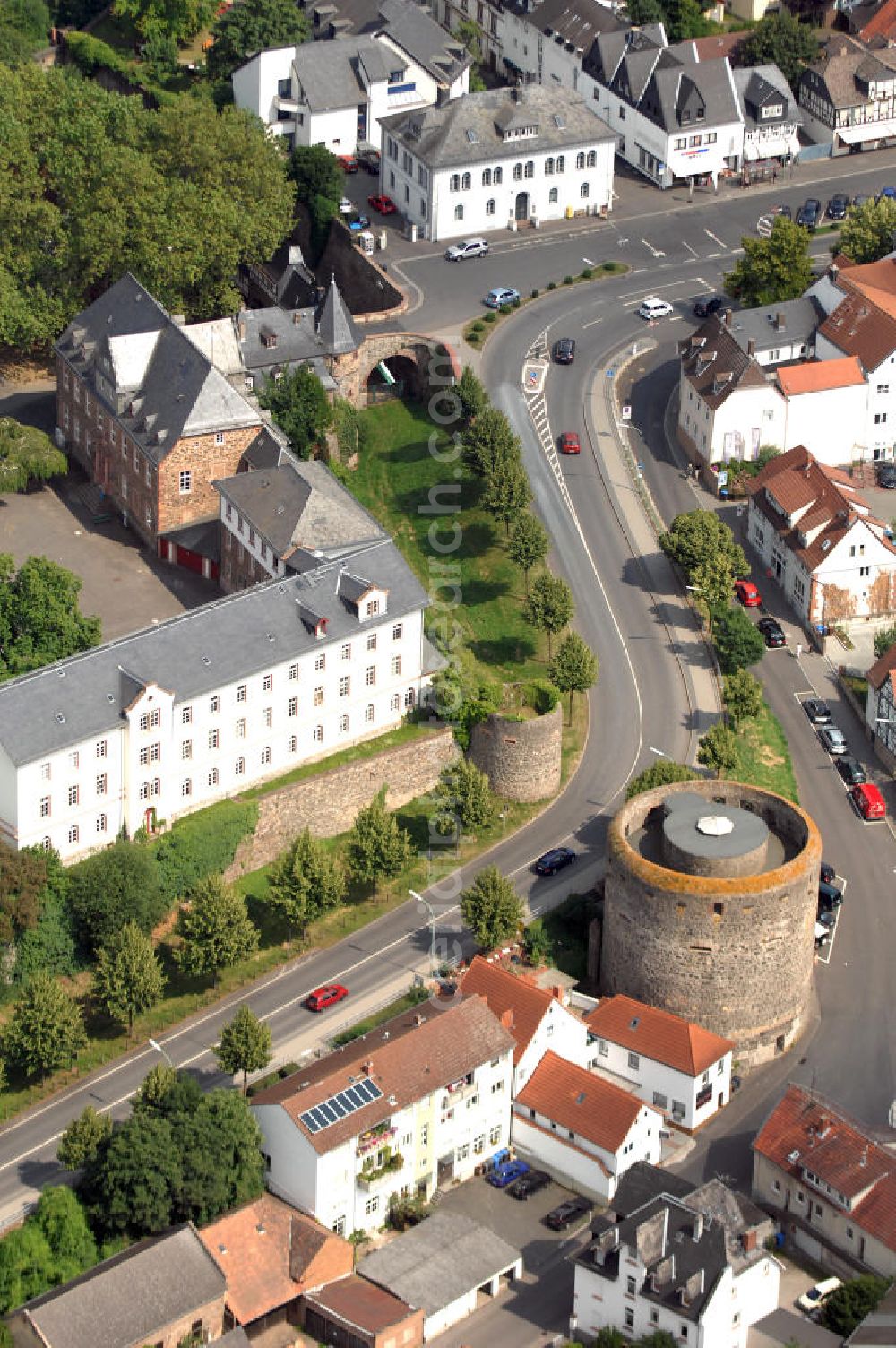 Aerial image Friedberg - Blick auf den Dicken Turm der Burg Friedberg, eine der größten Burganlagen Deutschlands. Auf einem Basaltfelsen mitten in der Wetterau befinden sich Burg und Stadt Friedberg. Die Burg wurde vermutlich im Auftrag Kaiser Barbarossas, zwischen 1171–1180 gegründet. Heute beherbergt die Burg verschiedene öffentliche Einrichtungen. So befindet sich unter an derem das Medienzentrum des Wetteraukreises, das Finanzamt und das Burggymnasium, ein Oberstufengymnasium, innerhalb der historischen Mauern.