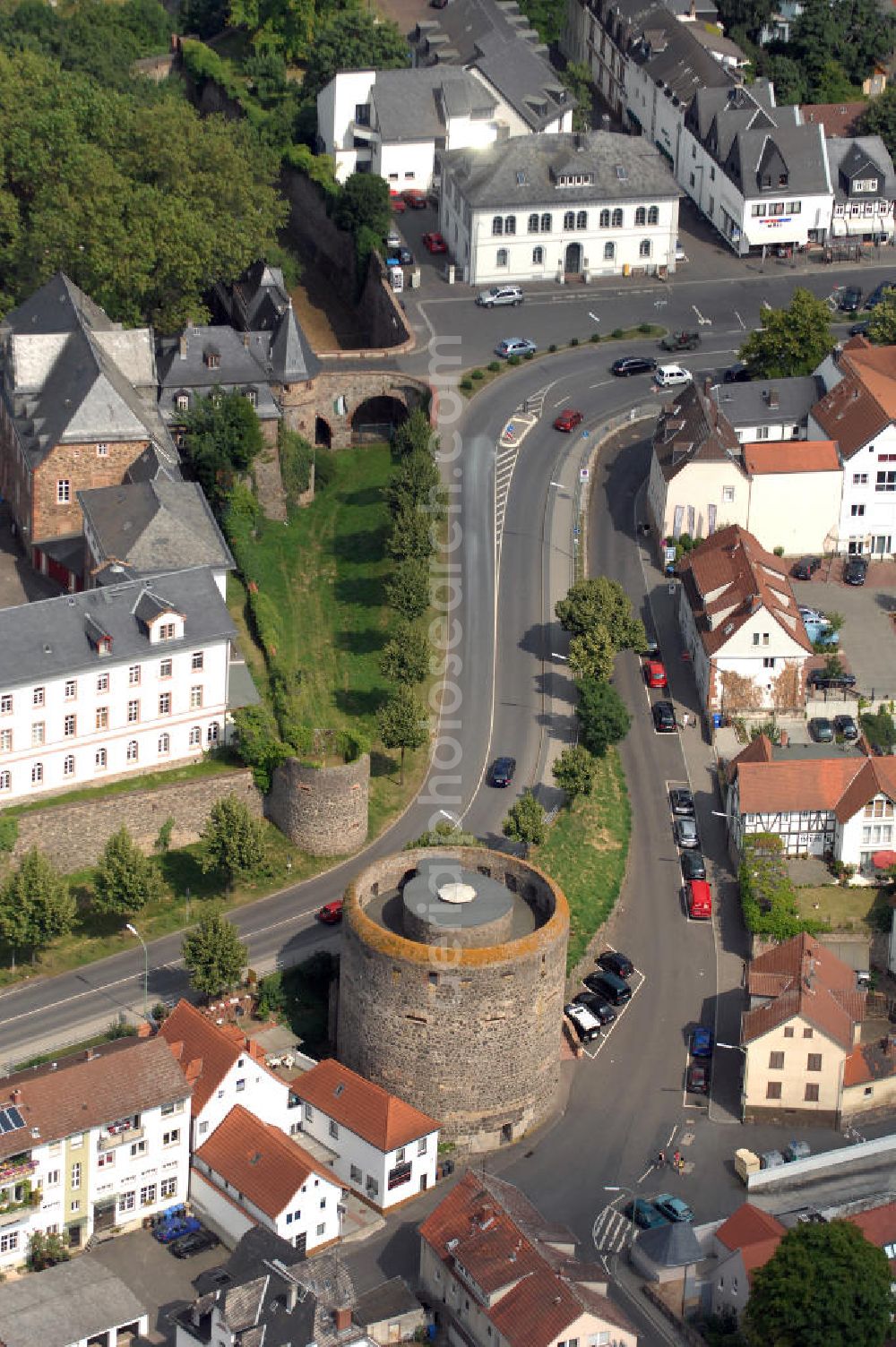 Aerial photograph Friedberg - Blick auf den Dicken Turm der Burg Friedberg, eine der größten Burganlagen Deutschlands. Auf einem Basaltfelsen mitten in der Wetterau befinden sich Burg und Stadt Friedberg. Die Burg wurde vermutlich im Auftrag Kaiser Barbarossas, zwischen 1171–1180 gegründet. Heute beherbergt die Burg verschiedene öffentliche Einrichtungen. So befindet sich unter an derem das Medienzentrum des Wetteraukreises, das Finanzamt und das Burggymnasium, ein Oberstufengymnasium, innerhalb der historischen Mauern.