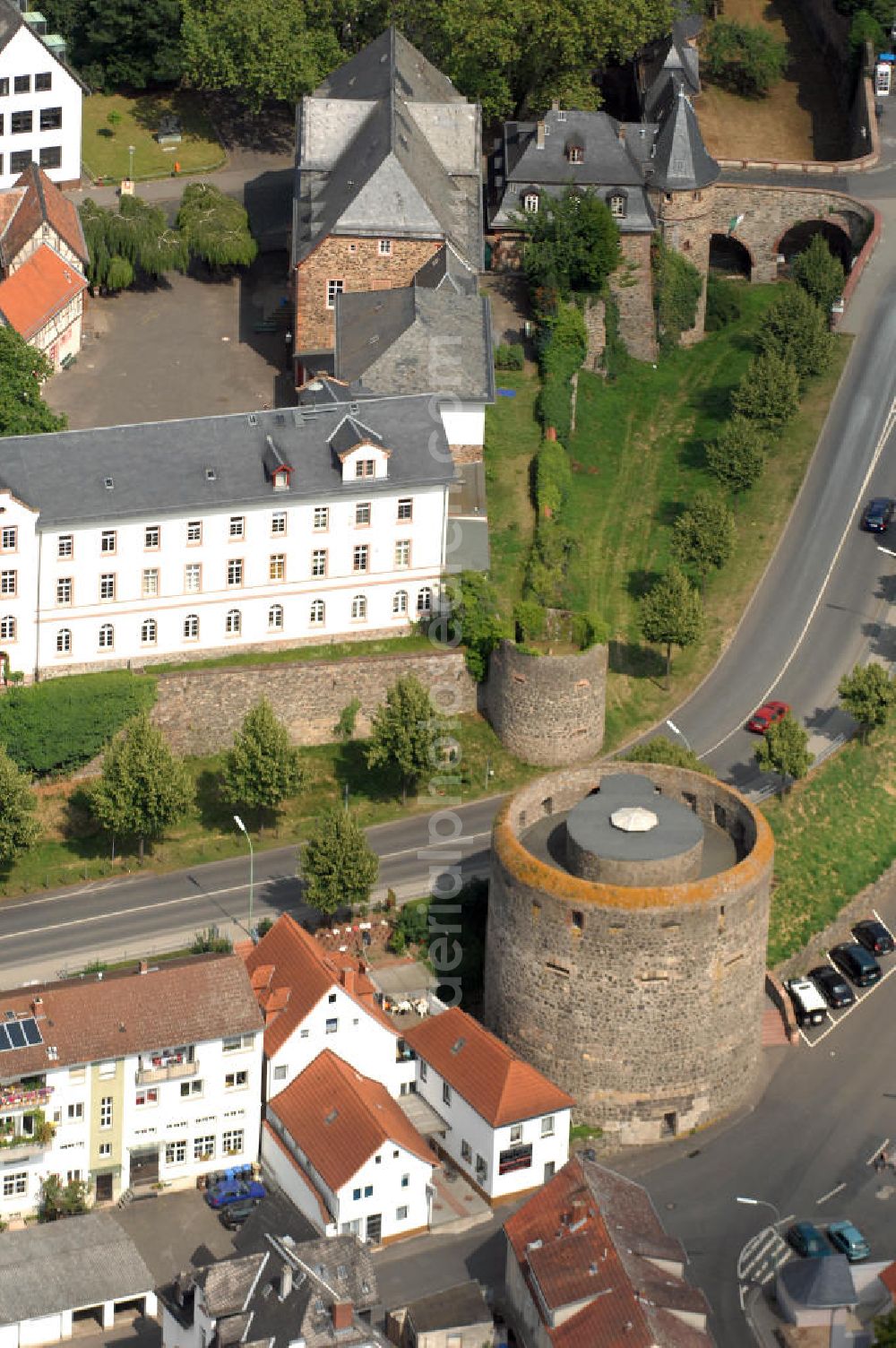 Friedberg from above - Blick auf den Dicken Turm der Burg Friedberg, eine der größten Burganlagen Deutschlands. Auf einem Basaltfelsen mitten in der Wetterau befinden sich Burg und Stadt Friedberg. Die Burg wurde vermutlich im Auftrag Kaiser Barbarossas, zwischen 1171–1180 gegründet. Heute beherbergt die Burg verschiedene öffentliche Einrichtungen. So befindet sich unter an derem das Medienzentrum des Wetteraukreises, das Finanzamt und das Burggymnasium, ein Oberstufengymnasium, innerhalb der historischen Mauern.