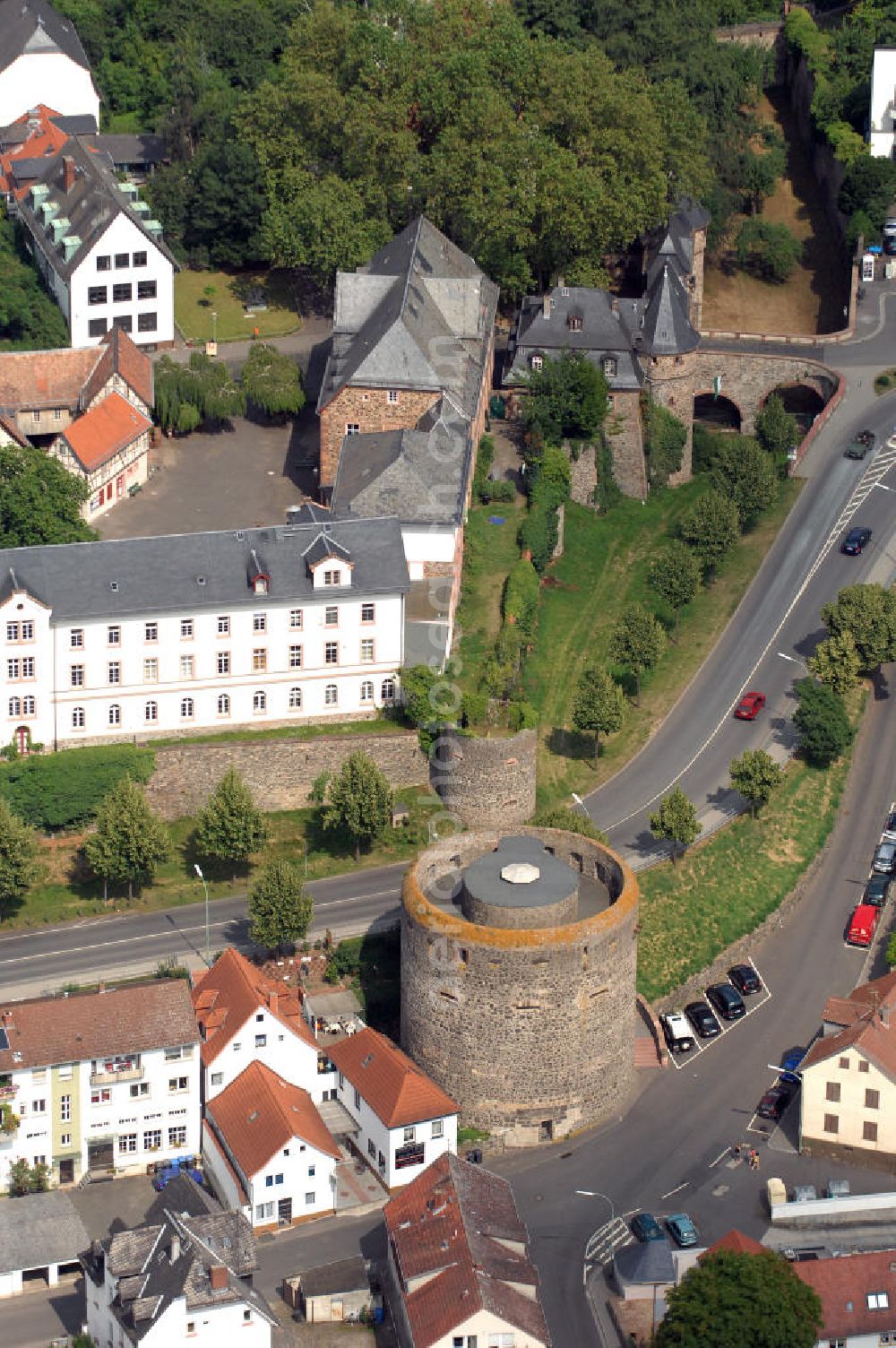 Friedberg from the bird's eye view: Blick auf den Dicken Turm der Burg Friedberg, eine der größten Burganlagen Deutschlands. Auf einem Basaltfelsen mitten in der Wetterau befinden sich Burg und Stadt Friedberg. Die Burg wurde vermutlich im Auftrag Kaiser Barbarossas, zwischen 1171–1180 gegründet. Heute beherbergt die Burg verschiedene öffentliche Einrichtungen. So befindet sich unter an derem das Medienzentrum des Wetteraukreises, das Finanzamt und das Burggymnasium, ein Oberstufengymnasium, innerhalb der historischen Mauern.