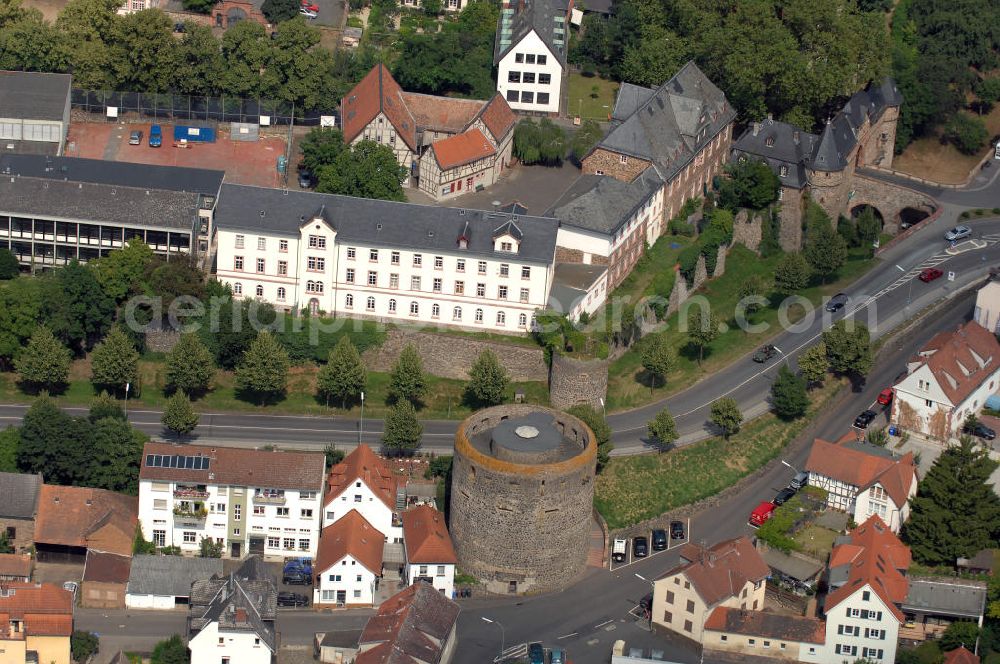 Aerial image Friedberg - Blick auf den Dicken Turm der Burg Friedberg, eine der größten Burganlagen Deutschlands. Auf einem Basaltfelsen mitten in der Wetterau befinden sich Burg und Stadt Friedberg. Die Burg wurde vermutlich im Auftrag Kaiser Barbarossas, zwischen 1171–1180 gegründet. Heute beherbergt die Burg verschiedene öffentliche Einrichtungen. So befindet sich unter an derem das Medienzentrum des Wetteraukreises, das Finanzamt und das Burggymnasium, ein Oberstufengymnasium, innerhalb der historischen Mauern.