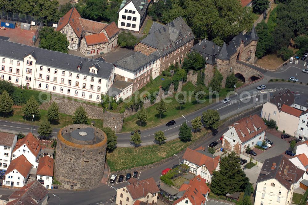 Aerial photograph Friedberg - Blick auf den Dicken Turm der Burg Friedberg, eine der größten Burganlagen Deutschlands. Auf einem Basaltfelsen mitten in der Wetterau befinden sich Burg und Stadt Friedberg. Die Burg wurde vermutlich im Auftrag Kaiser Barbarossas, zwischen 1171–1180 gegründet. Heute beherbergt die Burg verschiedene öffentliche Einrichtungen. So befindet sich unter an derem das Medienzentrum des Wetteraukreises, das Finanzamt und das Burggymnasium, ein Oberstufengymnasium, innerhalb der historischen Mauern.