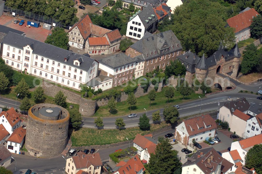 Friedberg from above - Blick auf den Dicken Turm der Burg Friedberg, eine der größten Burganlagen Deutschlands. Auf einem Basaltfelsen mitten in der Wetterau befinden sich Burg und Stadt Friedberg. Die Burg wurde vermutlich im Auftrag Kaiser Barbarossas, zwischen 1171–1180 gegründet. Heute beherbergt die Burg verschiedene öffentliche Einrichtungen. So befindet sich unter an derem das Medienzentrum des Wetteraukreises, das Finanzamt und das Burggymnasium, ein Oberstufengymnasium, innerhalb der historischen Mauern.