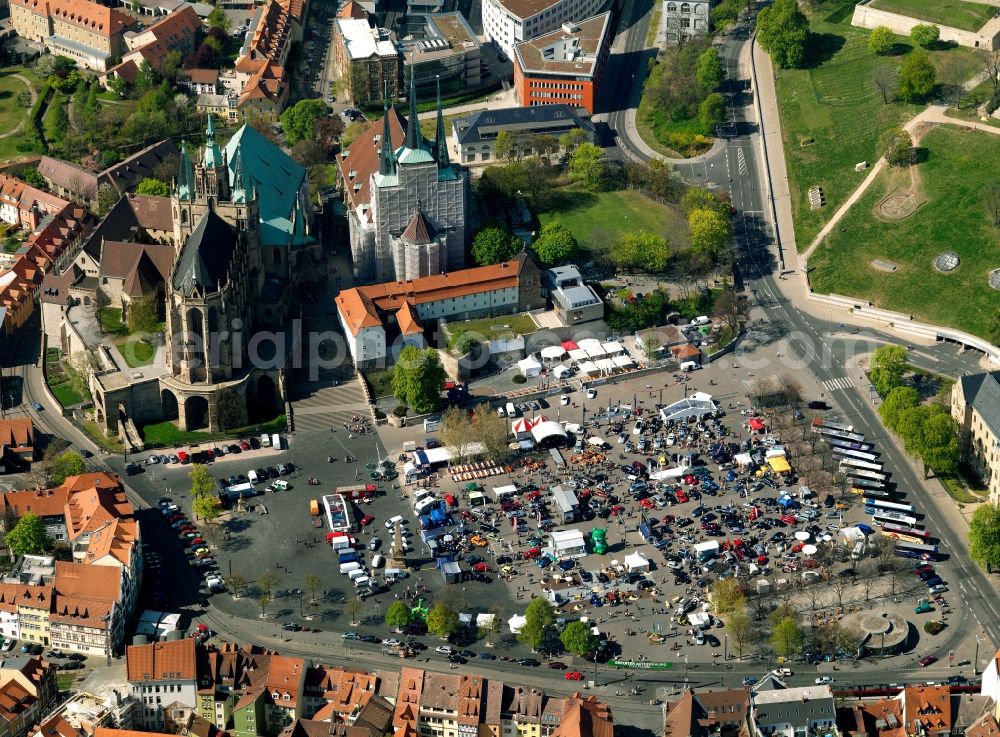 Erfurt from the bird's eye view: The Erfurt Cathedral is the largest and oldest church building in Erfurt. He served in the middle of the 8th Century as a bishop's seat was, and the entire Middle Ages until the early 19th Century St. Mary's seat of the Collegiate. Since 1994 he has been re-cathedral of the newly created diocese of Erfurt and the seat of the Chapter