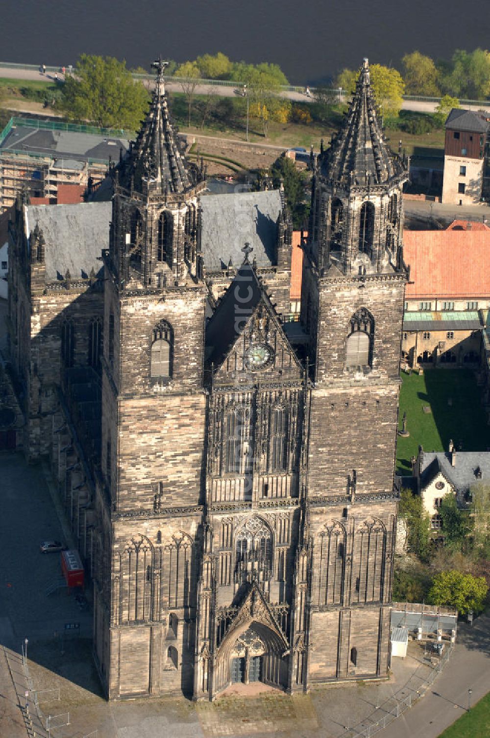 Aerial image Magdeburg - Der evangelische Dom St. Katharina und St. Mauritius ist der ältesten gotischen Bauwerke Deutschlands. Von den 10 bis 15 mittelalterlichen Glocken des Domes sind heute noch fünf erhalten, deren drei großen eines der schwersten und größten Barockgeläute Deutschlands bilden. Und Obwohl der Dom mehrmals geplündert und fast zerstört wurde, birgt er viele Kunstschätze. Adresse: Evangelische Domgemeinde, Am Dom 1, 39104 Magdeburg Tel.: 0391/5410436