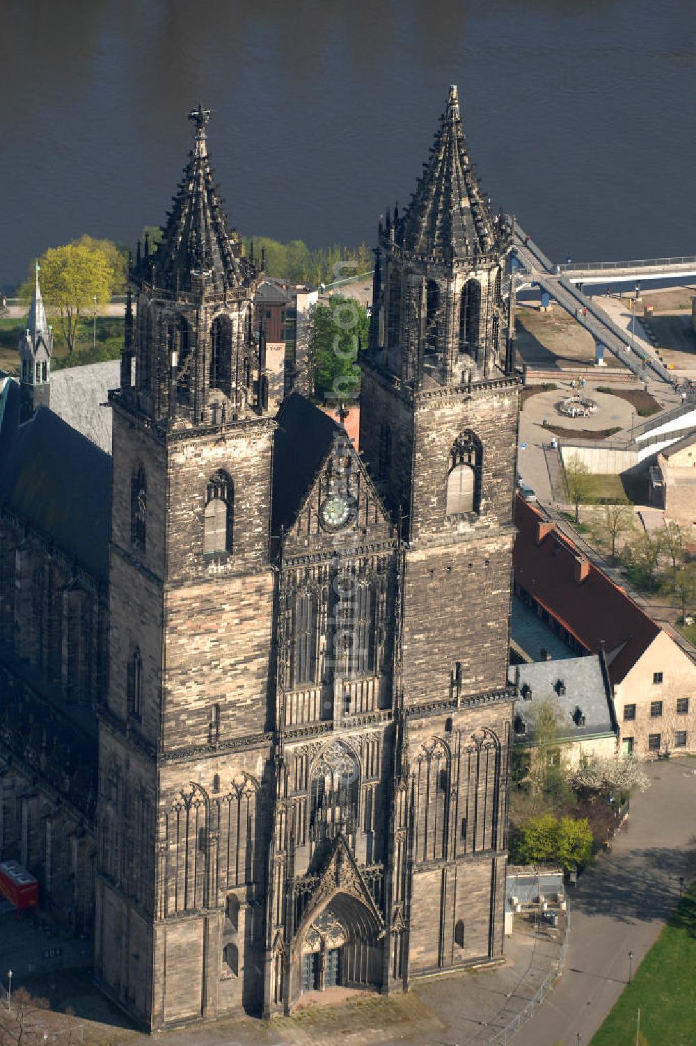 Aerial photograph Magdeburg - Der evangelische Dom St. Katharina und St. Mauritius ist der ältesten gotischen Bauwerke Deutschlands. Von den 10 bis 15 mittelalterlichen Glocken des Domes sind heute noch fünf erhalten, deren drei großen eines der schwersten und größten Barockgeläute Deutschlands bilden. Und Obwohl der Dom mehrmals geplündert und fast zerstört wurde, birgt er viele Kunstschätze. Adresse: Evangelische Domgemeinde, Am Dom 1, 39104 Magdeburg Tel.: 0391/5410436