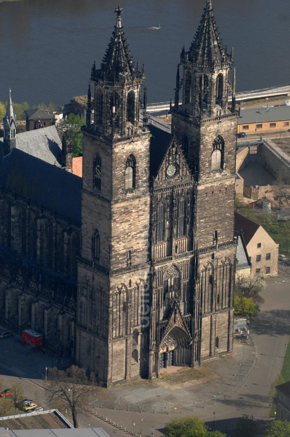 Magdeburg from above - Der evangelische Dom St. Katharina und St. Mauritius ist der ältesten gotischen Bauwerke Deutschlands. Von den 10 bis 15 mittelalterlichen Glocken des Domes sind heute noch fünf erhalten, deren drei großen eines der schwersten und größten Barockgeläute Deutschlands bilden. Und Obwohl der Dom mehrmals geplündert und fast zerstört wurde, birgt er viele Kunstschätze. Adresse: Evangelische Domgemeinde, Am Dom 1, 39104 Magdeburg Tel.: 0391/5410436