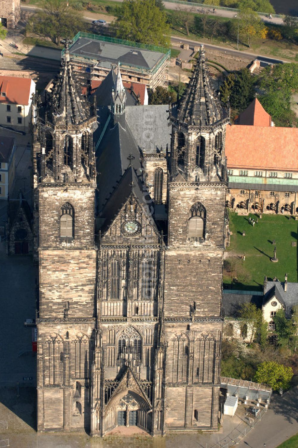 Magdeburg from the bird's eye view: Der evangelische Dom St. Katharina und St. Mauritius ist der ältesten gotischen Bauwerke Deutschlands. Von den 10 bis 15 mittelalterlichen Glocken des Domes sind heute noch fünf erhalten, deren drei großen eines der schwersten und größten Barockgeläute Deutschlands bilden. Und Obwohl der Dom mehrmals geplündert und fast zerstört wurde, birgt er viele Kunstschätze. Adresse: Evangelische Domgemeinde, Am Dom 1, 39104 Magdeburg Tel.: 0391/5410436