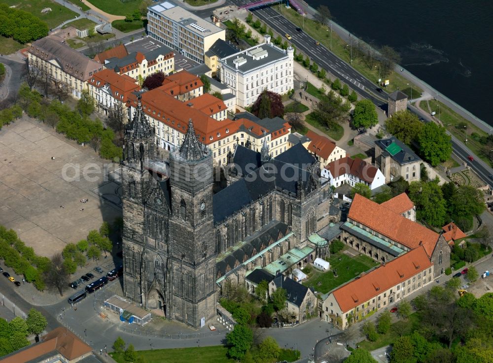 Magdeburg from the bird's eye view: Blick auf den Dom zu Magdeburg St. Mauritius und Katharina. Der Magdeburger Dom ist das älteste gotische Bauwerk auf deutschem Boden, die ehemalige Kathedrale des Erzbistums Magdeburg und zugleich Wahrzeichen der Stadt. View of the Cathedral of Magdeburg St. Mauritius and Catherine. The Magdeburg Cathedral is the oldest Gothic building on German soil, the former cathedral of the Archbishopric of Magdeburg and at the same time city landmark.