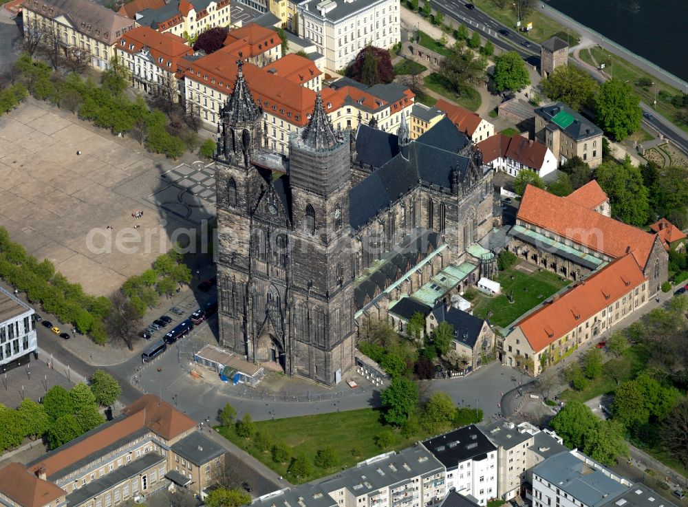 Aerial image Magdeburg - Blick auf den Dom zu Magdeburg St. Mauritius und Katharina. Der Magdeburger Dom ist das älteste gotische Bauwerk auf deutschem Boden, die ehemalige Kathedrale des Erzbistums Magdeburg und zugleich Wahrzeichen der Stadt. View of the Cathedral of Magdeburg St. Mauritius and Catherine. The Magdeburg Cathedral is the oldest Gothic building on German soil, the former cathedral of the Archbishopric of Magdeburg and at the same time city landmark.