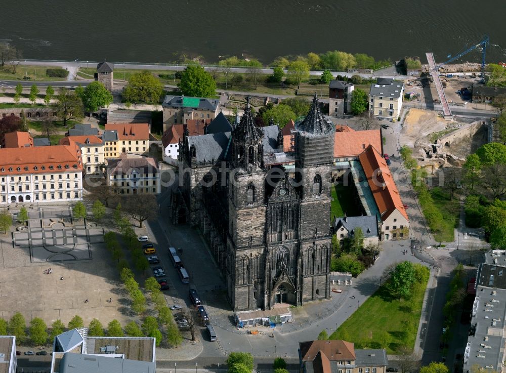 Aerial photograph Magdeburg - Blick auf den Dom zu Magdeburg St. Mauritius und Katharina. Der Magdeburger Dom ist das älteste gotische Bauwerk auf deutschem Boden, die ehemalige Kathedrale des Erzbistums Magdeburg und zugleich Wahrzeichen der Stadt. View of the Cathedral of Magdeburg St. Mauritius and Catherine. The Magdeburg Cathedral is the oldest Gothic building on German soil, the former cathedral of the Archbishopric of Magdeburg and at the same time city landmark.