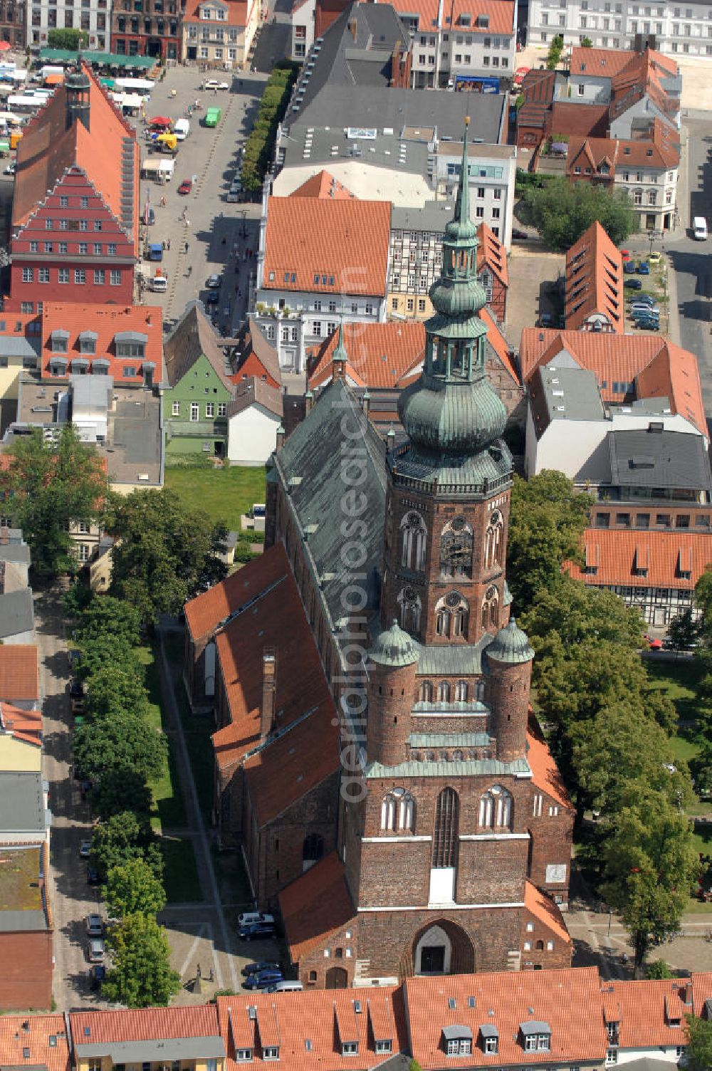 Greifswald from above - Blick auf den Dom St. Nikolai. Der gotische Backsteinbau ist das Wahrzeichen der Stadt und wird im Volksmund Langer Nikolaus genannt. Der Dom stammt aus dem 13. Jahrhundert. Der Turm ist ca. 100 m hoch und begehbar, das Dach besteht aus Kupfer und hat die Form einer verdoppelten Zwiebelkuppel. Kontakt: Evangelische Kirchengemeinde St. Nikolai, Domstraße 54, 17489 Greifswald, Tel. 03834 / 2627, st.nikolai@kirchenkreis-greifswald.de