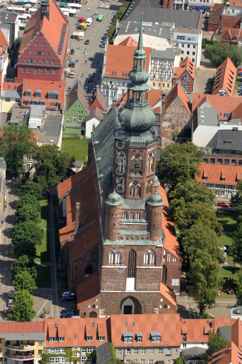 Greifswald from the bird's eye view: Blick auf den Dom St. Nikolai. Der gotische Backsteinbau ist das Wahrzeichen der Stadt und wird im Volksmund Langer Nikolaus genannt. Der Dom stammt aus dem 13. Jahrhundert. Der Turm ist ca. 100 m hoch und begehbar, das Dach besteht aus Kupfer und hat die Form einer verdoppelten Zwiebelkuppel. Kontakt: Evangelische Kirchengemeinde St. Nikolai, Domstraße 54, 17489 Greifswald, Tel. 03834 / 2627, st.nikolai@kirchenkreis-greifswald.de