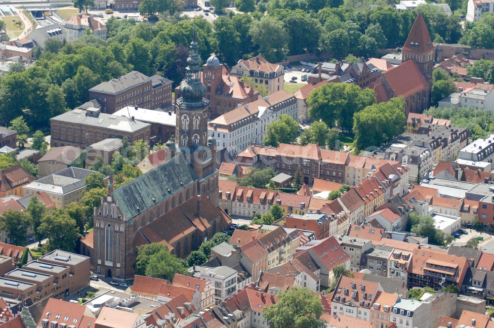 Greifswald from the bird's eye view: Blick auf den Dom St. Nikolai und die St.-Jakobi-Kirche. Die beiden gotischen Backsteinkirchen stammen aus dem 13. Jahrhundert. Im Volksmund werden sie Langer Nikolaus und kleiner Jacob genannt. Es sind zwei der drei großen evangelischen Kirchen der greifswalder Altstadt.